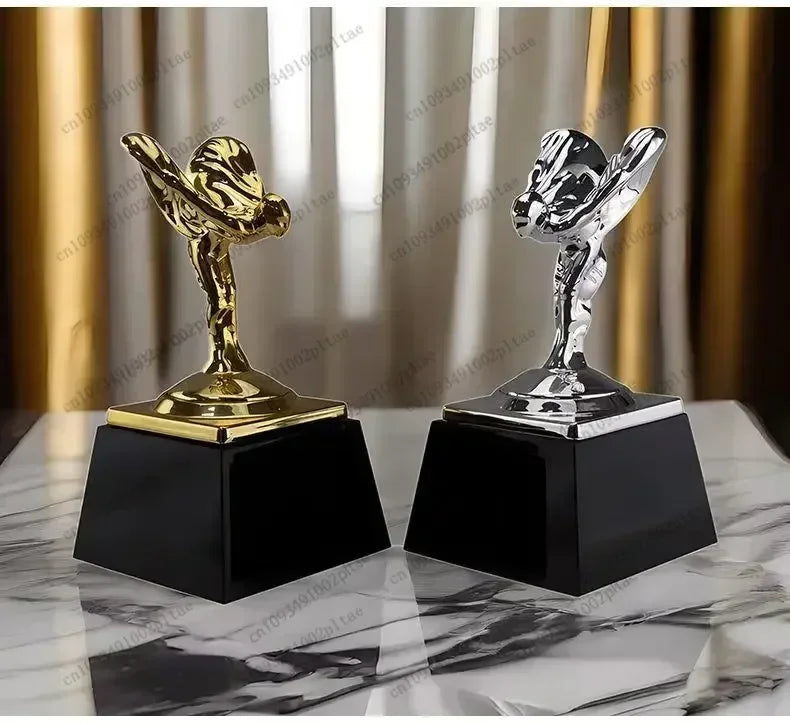 statuette décorative argentée chrome noir doré élégante luxueuse classique ornement maison salon