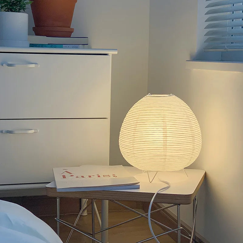lampe table moderne blanc rayures horizontales pieds métalliques interrupteur bouton flux lumineux faible décoration