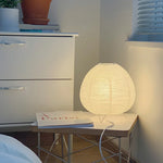 lampe table moderne blanc rayures horizontales pieds métalliques interrupteur bouton flux lumineux faible décoration