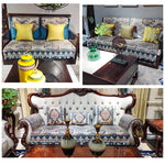 Un salon élégant décoré avec des tissus imprimés aux couleurs vives, des coussins et des accessoires de style vintage.
