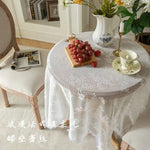 nappe table blanche dentelle fleurs brodées chic mariage décoration intérieure banquet fête romantique