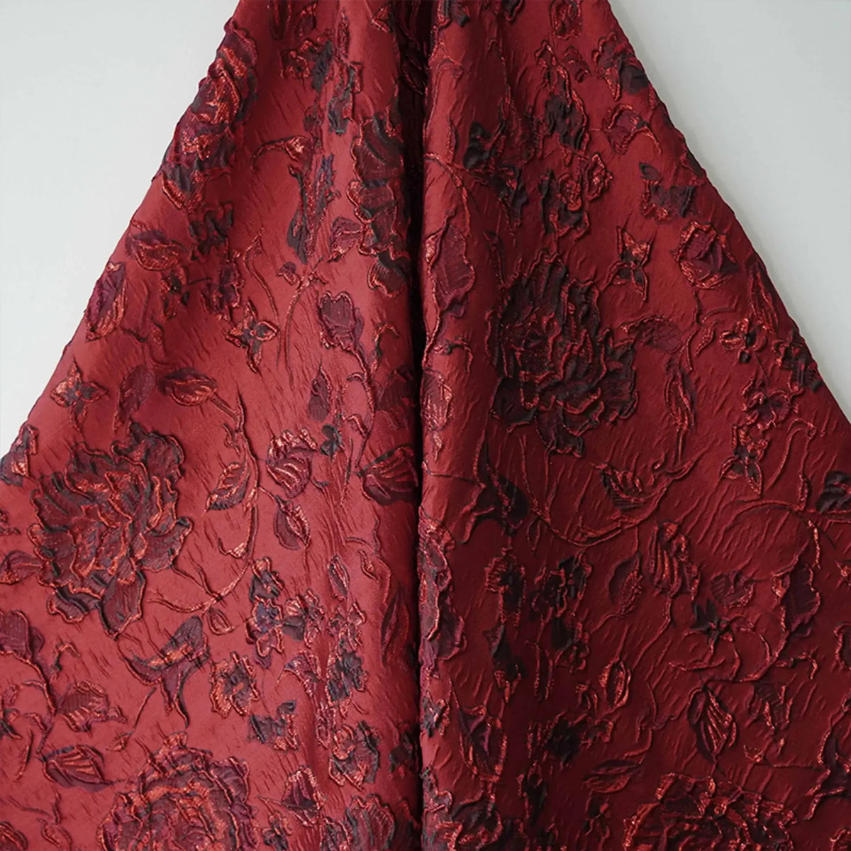 tissu polyester rouge bordeaux floral brodé classique élégant 145cm large résistant environnemental gilet jupe