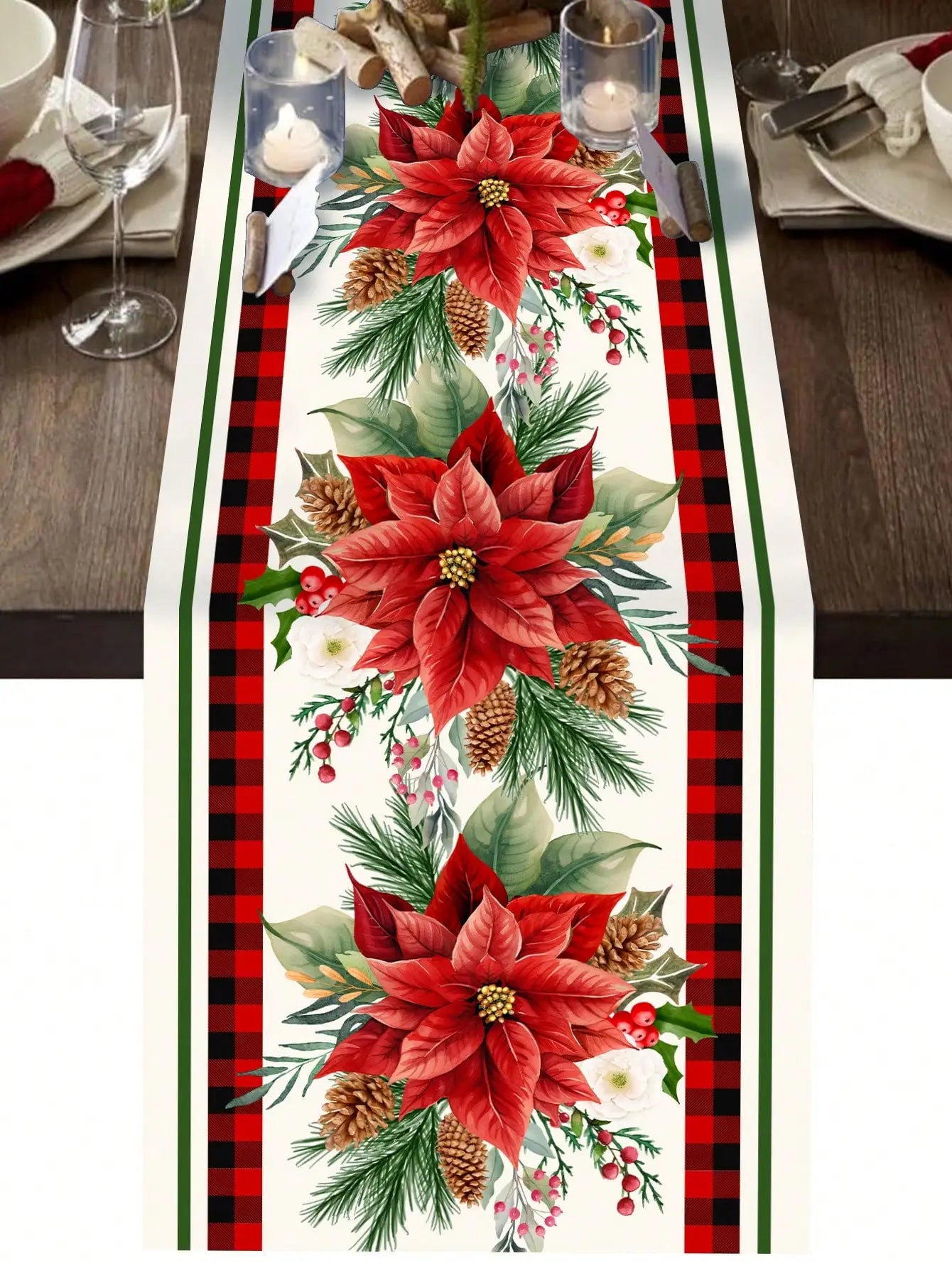 Nappe de table ornée de fleurs de poinsettia rouges, de pommes de pin et de baies dans un style festif de Noël.