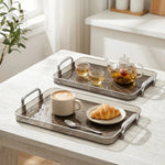 plateau repas moderne argenté assiettes tasses théière fruits bougie magazine vintage
