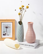 vases blancs modernes rayures horizontales rose pâle vert clair décoration intérieure minimalistes