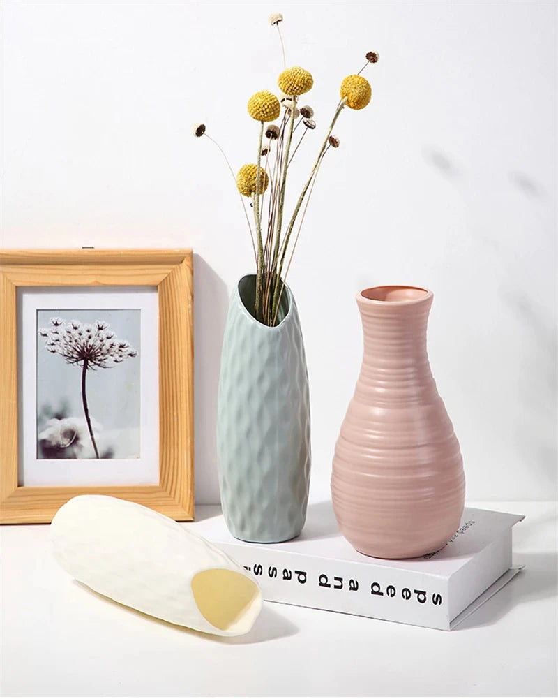 vases blancs modernes rayures horizontales rose pâle vert clair décoration intérieure minimalistes