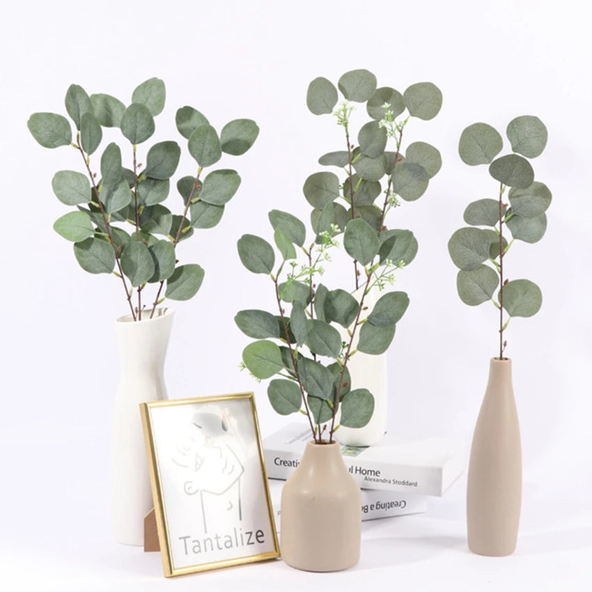 bouquet artificiel feuilles eucalyptus petites fleurs blanches vert blanc naturel minimaliste extérieur mariage halloween