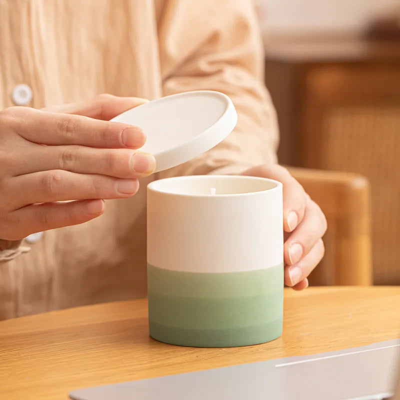 Une bougie colorée et élégante posée sur une table en bois.