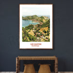 Une vue panoramique sur le pittoresque village de Les Saintes, niché dans les montagnes verdoyantes de la Guadeloupe, avec ses maisons colorées au bord de la mer turquoise.