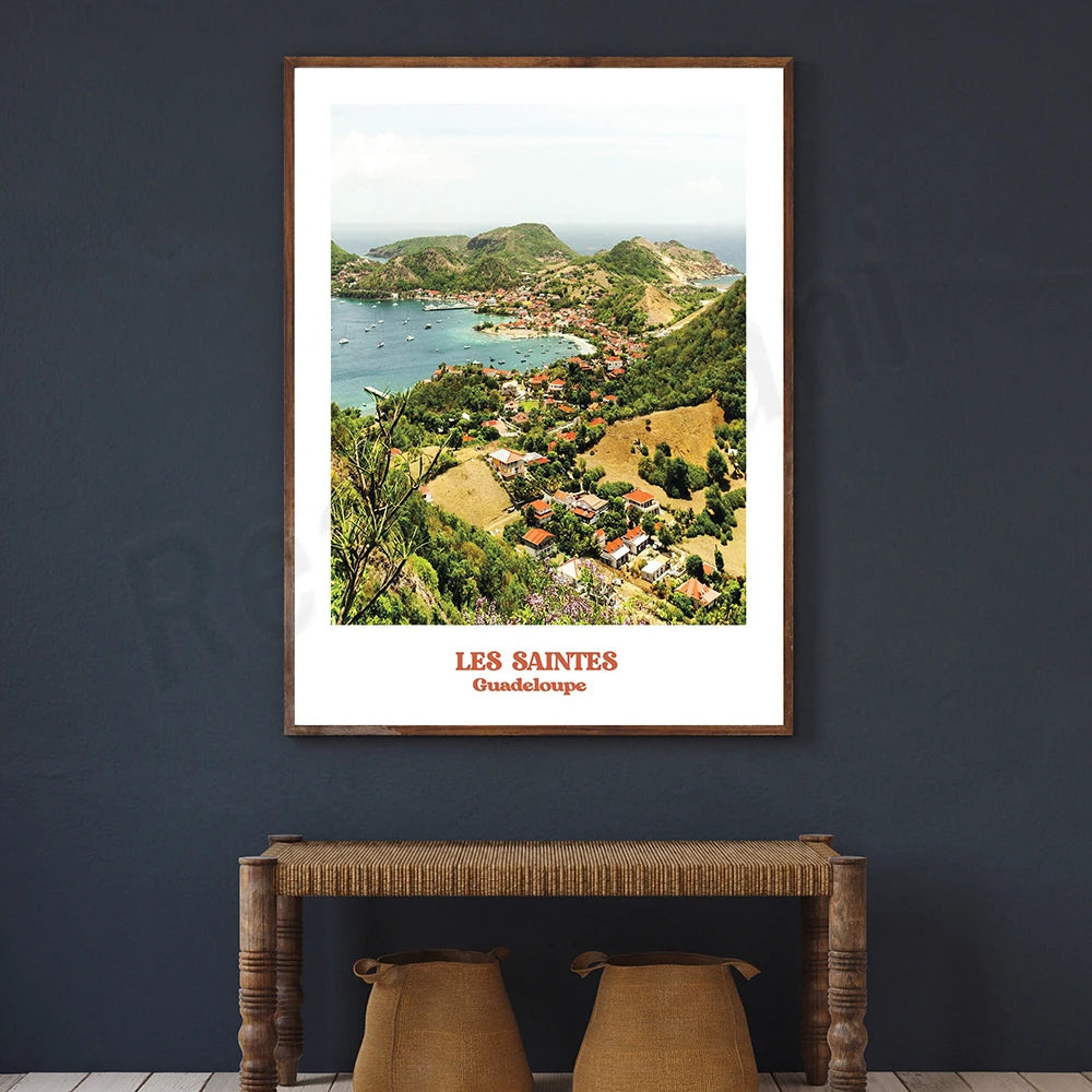 Une vue panoramique sur le pittoresque village de Les Saintes, niché dans les montagnes verdoyantes de la Guadeloupe, avec ses maisons colorées au bord de la mer turquoise.