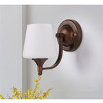 lampe murale classique bronze foncé abat jour blanc verre opaque éclairage intérieur ambiance chambre