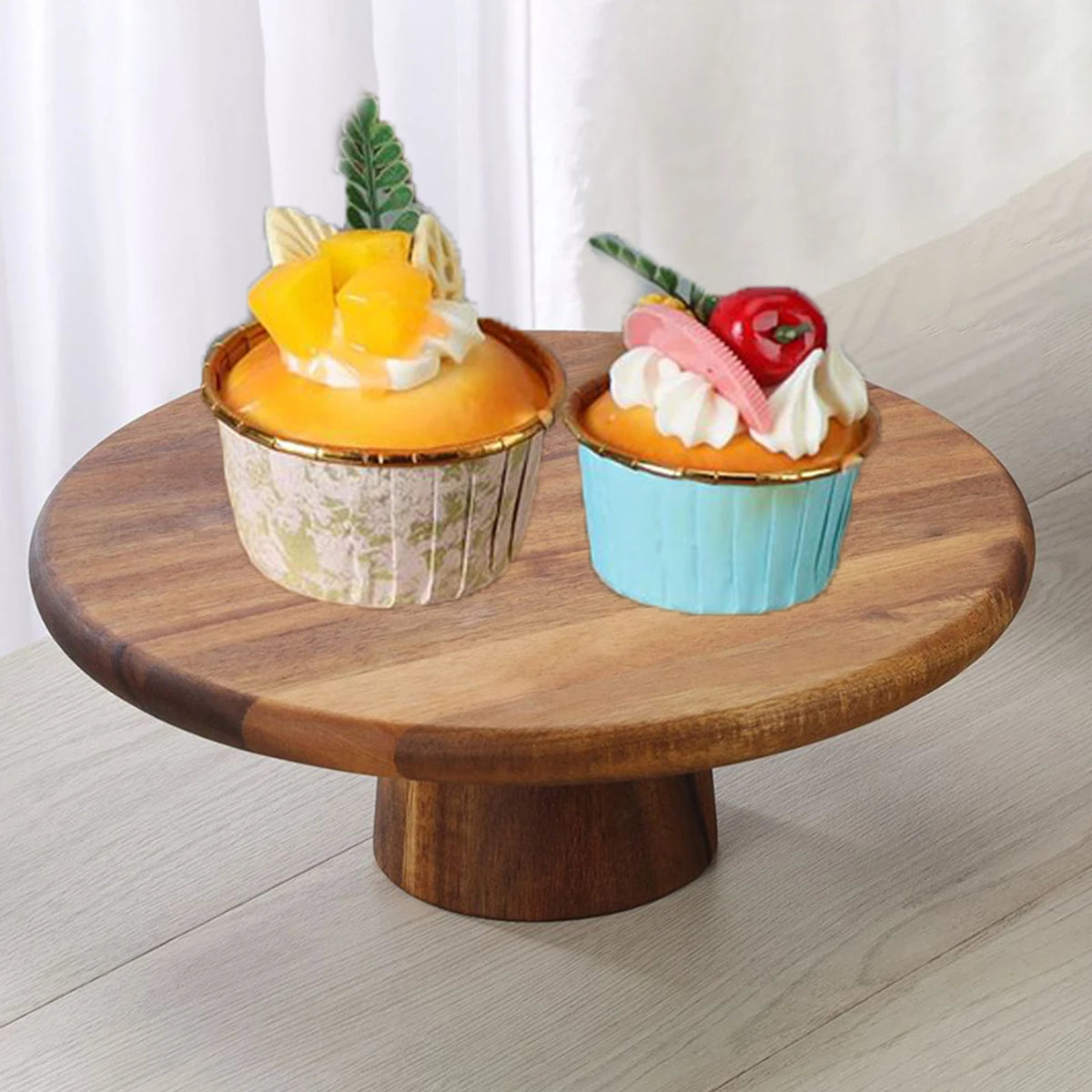 Plateau déco en bois avec cupcakes et biscuits