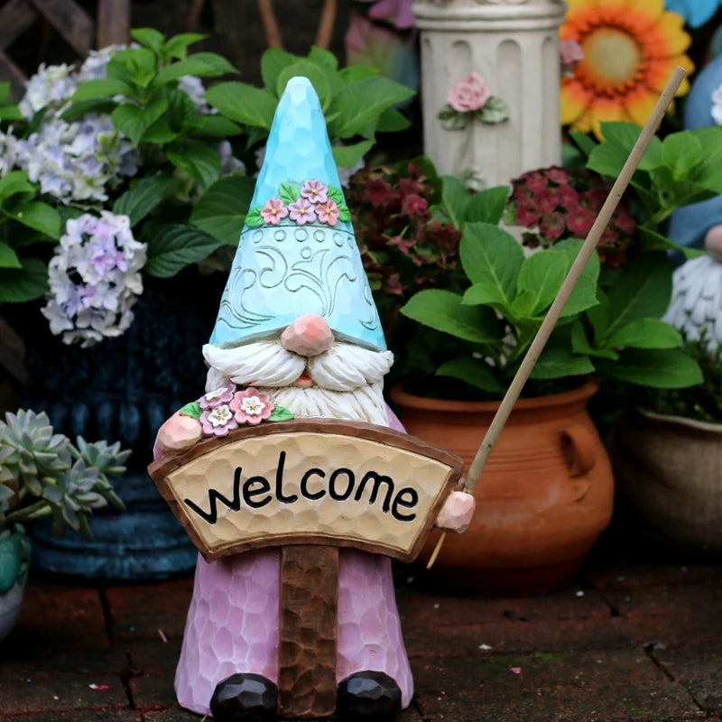 Statue gnome jardin bienvenue balcon cour décorative panneau fleurs lanterne champignons textures bois vintage