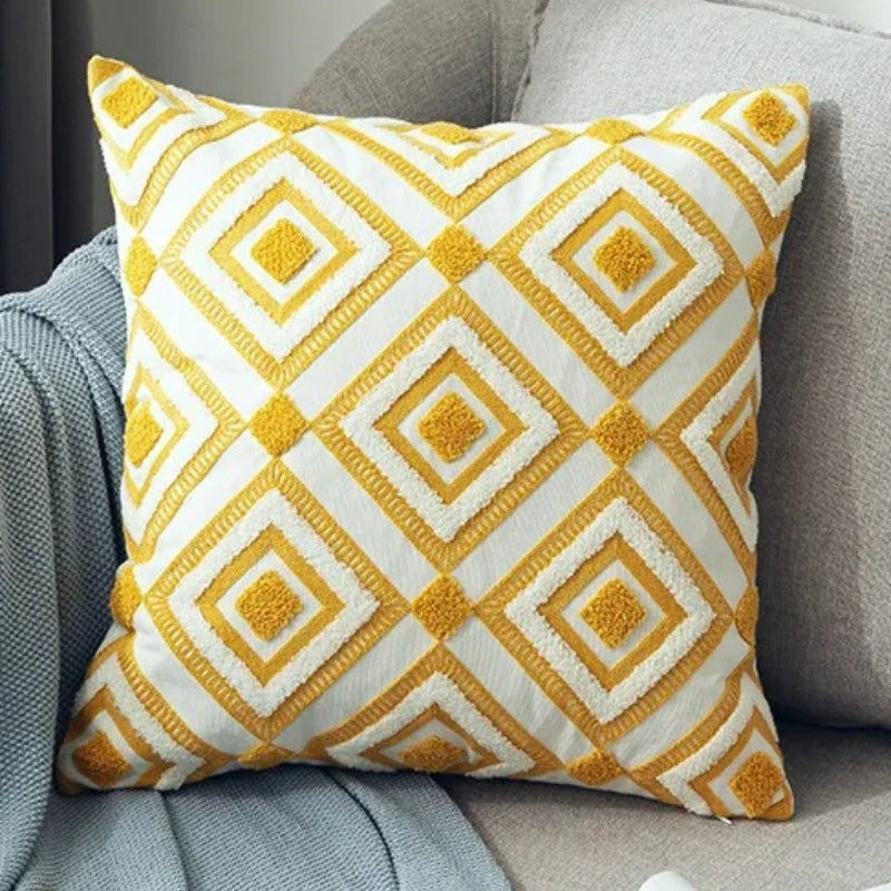 coussins carrés brodés géométriques couleur gris jaune moderne décoration intérieure