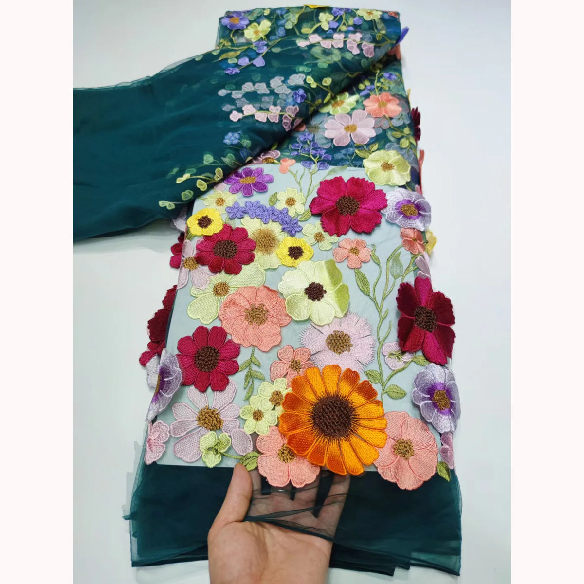 tissu brocart fleurs reliefs multicolore rose bleu vert jaune blanc biodegradable longueur 150cm echangable