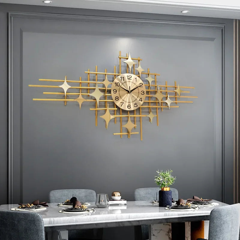 Horloge murale étoile accrochée au-dessus d'un canapé