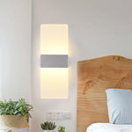 Applique murale LED noire angle droit éclairant un couloir avec lumière blanche chaude