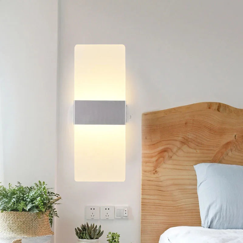Applique murale LED noire angle droit éclairant un couloir avec lumière blanche chaude