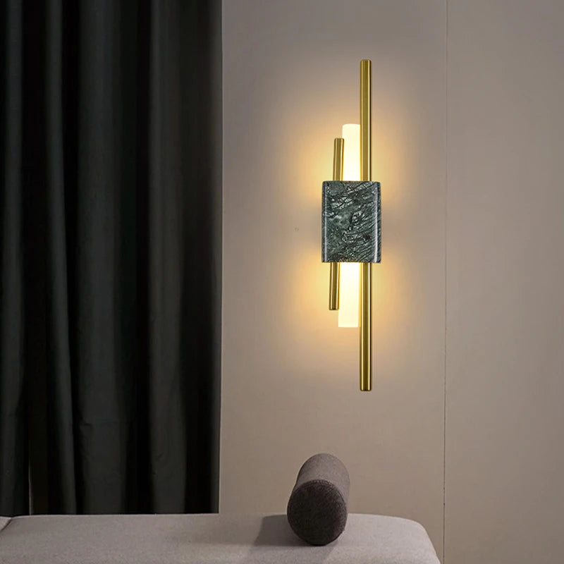 Applique murale LED allumée dans un salon élégant