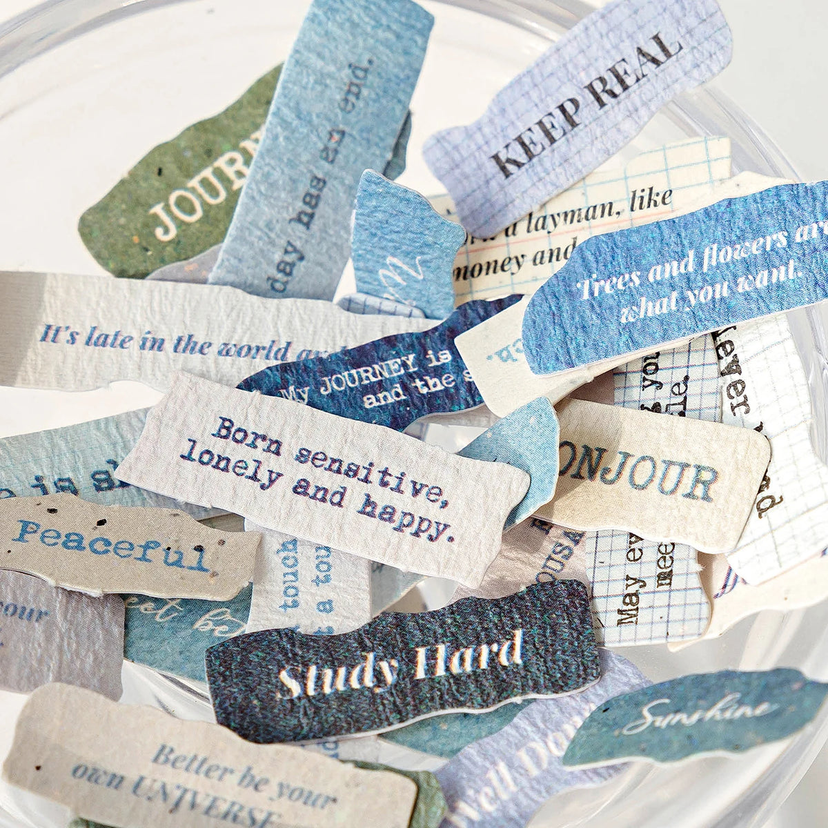 autocollants vintage citations textes manuscrits bleu gris beige vert marron rose blanc papier froissé