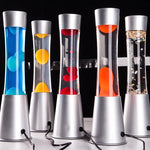 Lampe à lave relaxante multicolore sur bureau