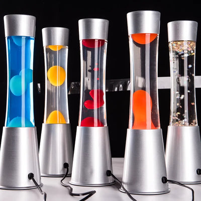 Lampe à lave relaxante multicolore sur bureau