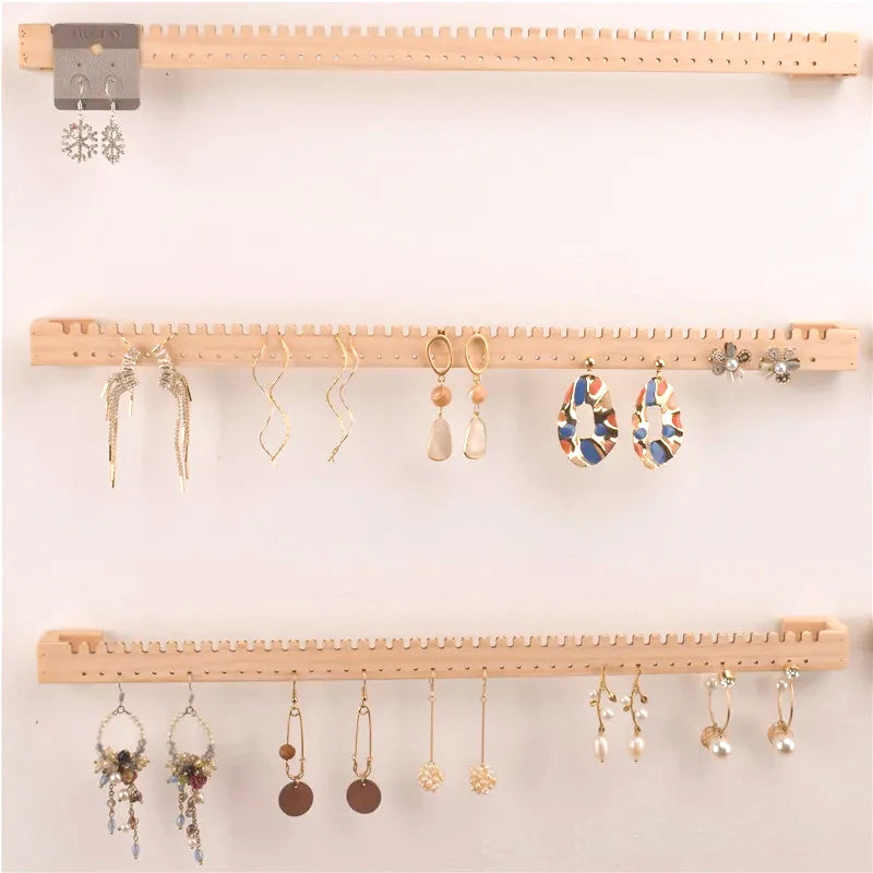 Présentoir mural en bois pour bijoux vert sur mur blanc