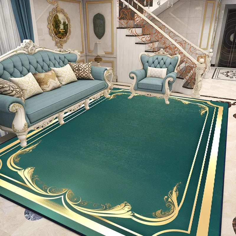 Le salon semble être un espace élégant et sophistiqué, avec des meubles de style baroque, des accessoires dorés et un magnifique tapis vert orné de motifs décoratifs.