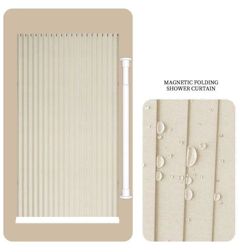Rideau de douche pliable magnétique de couleur beige, installé sur une tringle extensible blanche. Le rideau présente un design à plis verticaux permettant un repli compact. Une vue rapprochée sur le côté droit de l’image montre la texture imperméable du tissu avec des gouttes d'eau perlées sur la surface. L'inscription 'MAGNETIC FOLDING SHOWER CURTAIN' indique la fonctionnalité magnétique du rideau, qui permet une fermeture efficace pour éviter les éclaboussures d’eau.