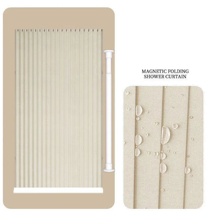 Rideau de douche pliable magnétique de couleur beige, installé sur une tringle extensible blanche. Le rideau présente un design à plis verticaux permettant un repli compact. Une vue rapprochée sur le côté droit de l’image montre la texture imperméable du tissu avec des gouttes d'eau perlées sur la surface. L'inscription 'MAGNETIC FOLDING SHOWER CURTAIN' indique la fonctionnalité magnétique du rideau, qui permet une fermeture efficace pour éviter les éclaboussures d’eau.