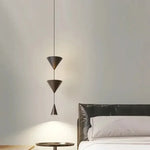 suspension lumineuse moderne minimaliste trois abat jours blanc cassé marron foncé lisse mat