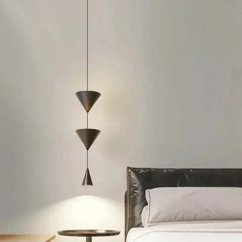 suspension lumineuse moderne minimaliste trois abat jours blanc cassé marron foncé lisse mat