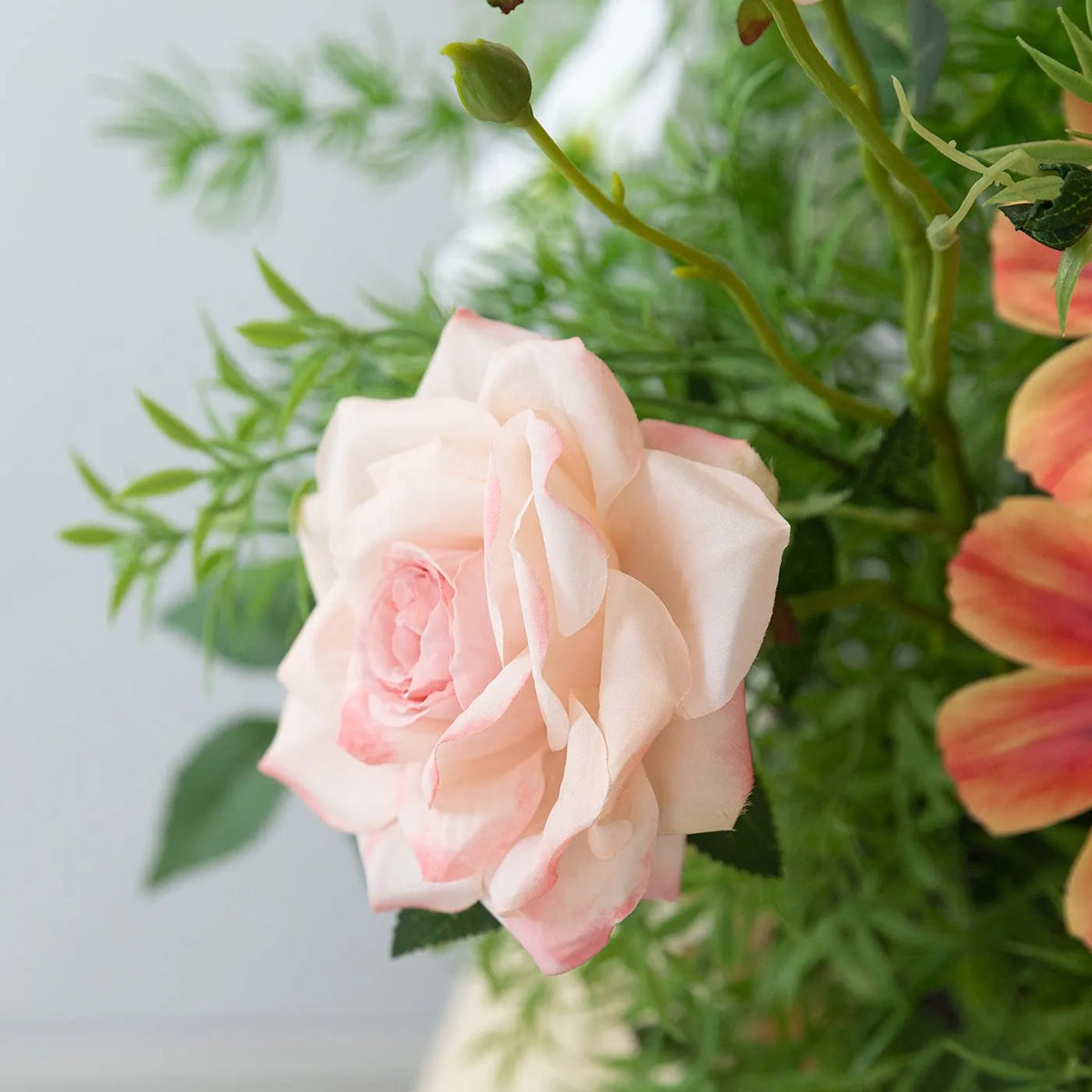 décoration murale bouquet fleurs artificielles roses blanches jaunes bleues feuilles vertes mariage fête événement