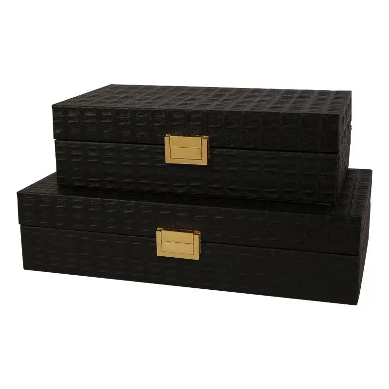 Boîte à bijoux en cuir noir pour femme sur une coiffeuse