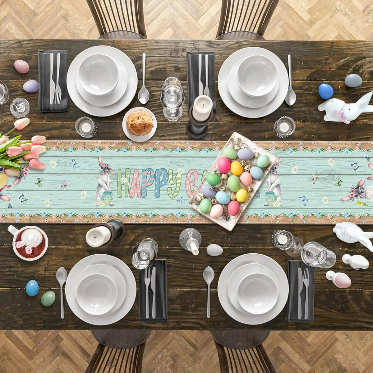 Une table de fête de Pâques joliment dressée avec des assiettes, des ustensiles et des décorations festives telles que des oeufs colorés et des tulipes.