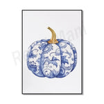 Une élégante citrouille peinte dans un style bleu et blanc décoratif, avec un beau motif floral sur la surface.