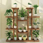 Support de plantes en bois avec métal dans un salon décoré