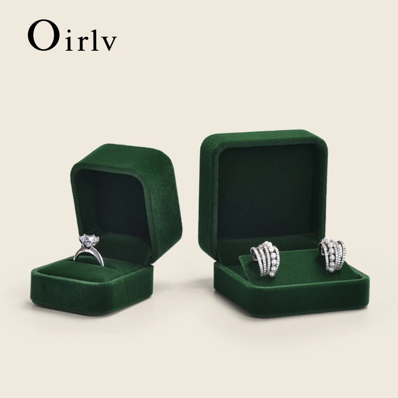 Intérieur de la boîte à bijoux montrant les compartiments pour bagues