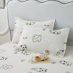 Ensemble de literie blanc avec des motifs de nuages et le texte "I'm ok" imprimé.