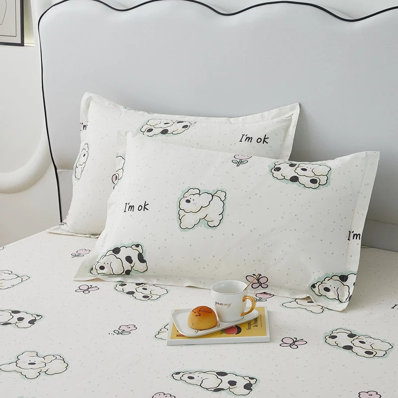 Ensemble de literie blanc avec des motifs de nuages et le texte "I'm ok" imprimé.