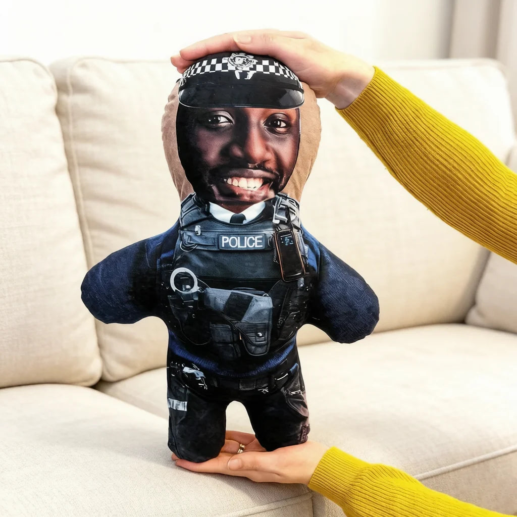 peluche uniforme police casque poches détails réaliste couleurs bleu marine noir blanc sofa deco