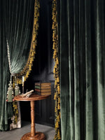rideau velours vert foncé plissé classique opulent fenêtre française pompons dorés