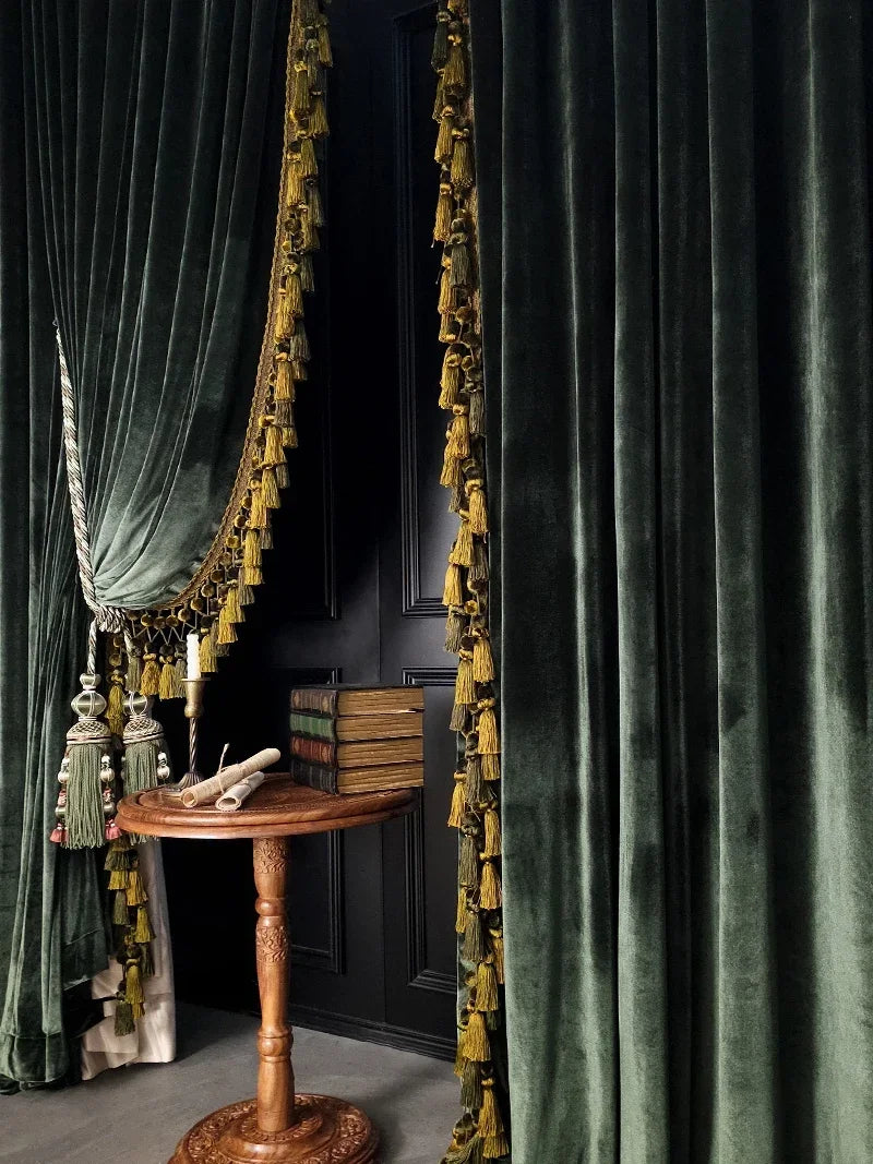 rideau velours vert foncé plissé classique opulent fenêtre française pompons dorés
