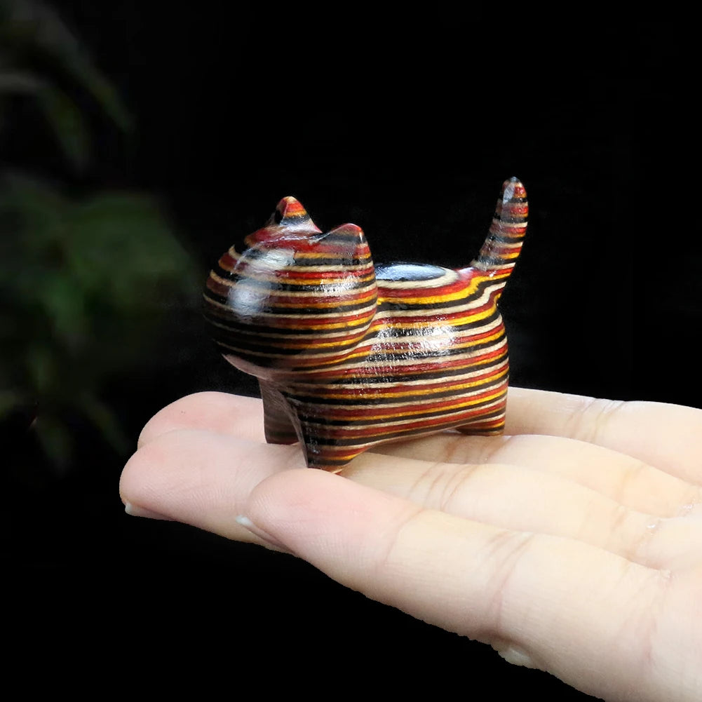 figurines chats bois artisanal rouge orange jaune rayures horizontales opaques décoration animal compagnie