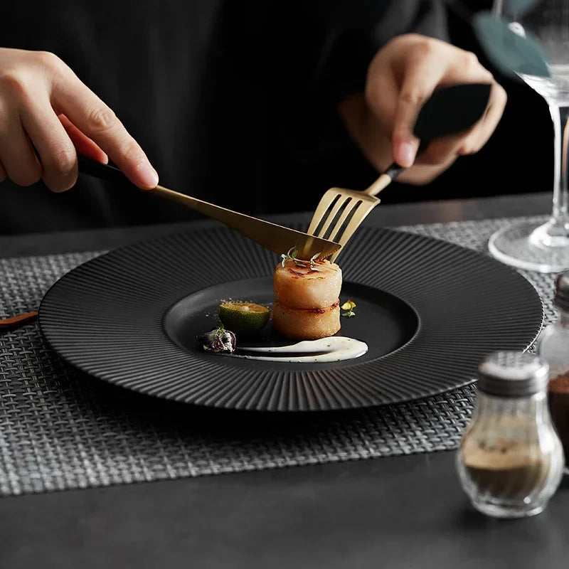 assiettes rondes rayures verticales moderne noir blanc céramique