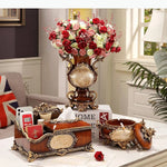 vase baroque ornements dorés motif floral incrustations marbre décor intérieur classique arrangement fleuri