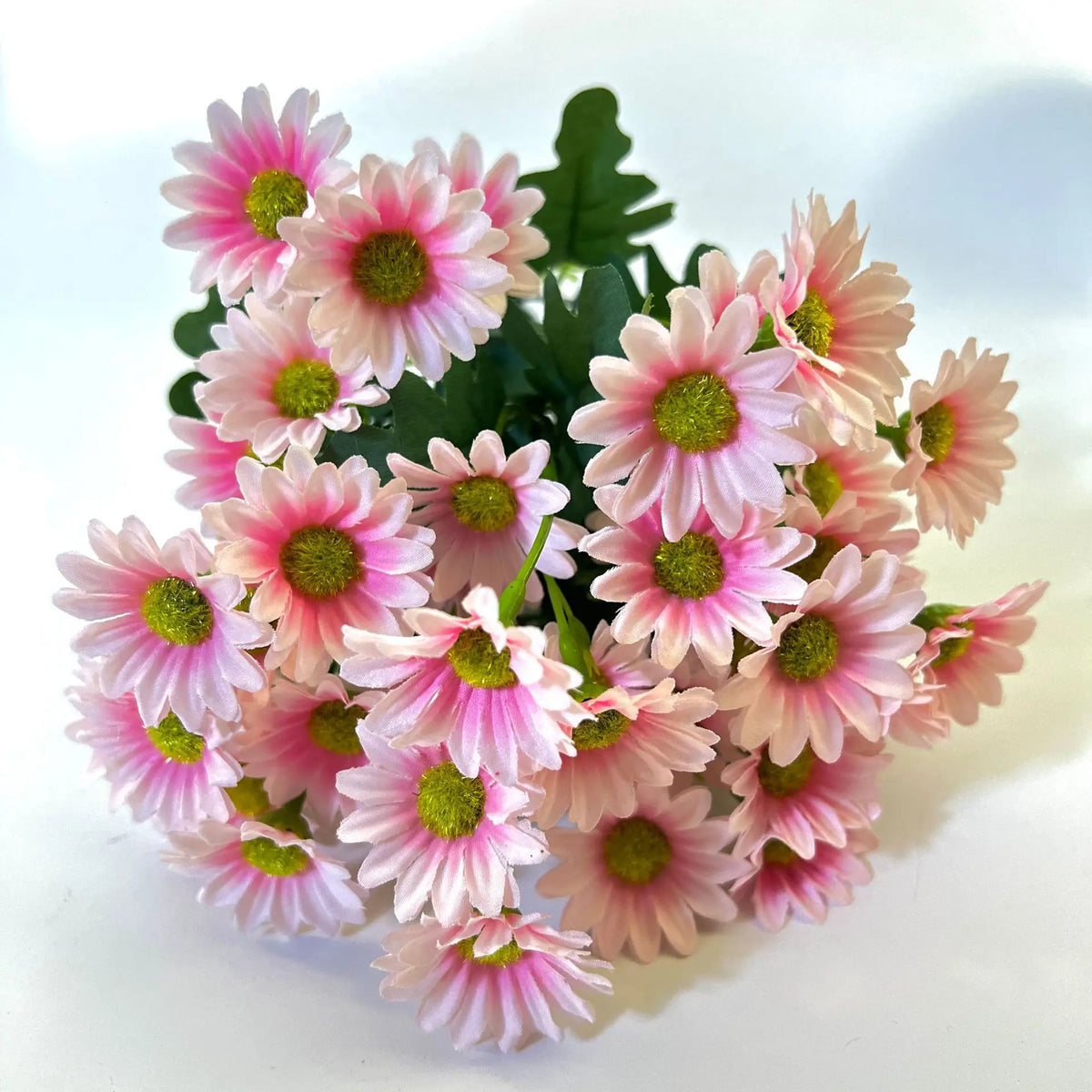 bouquets fleurs artificielles multiples pétales centre jaune vases noirs intérieur décoration mariage fêtes orangées