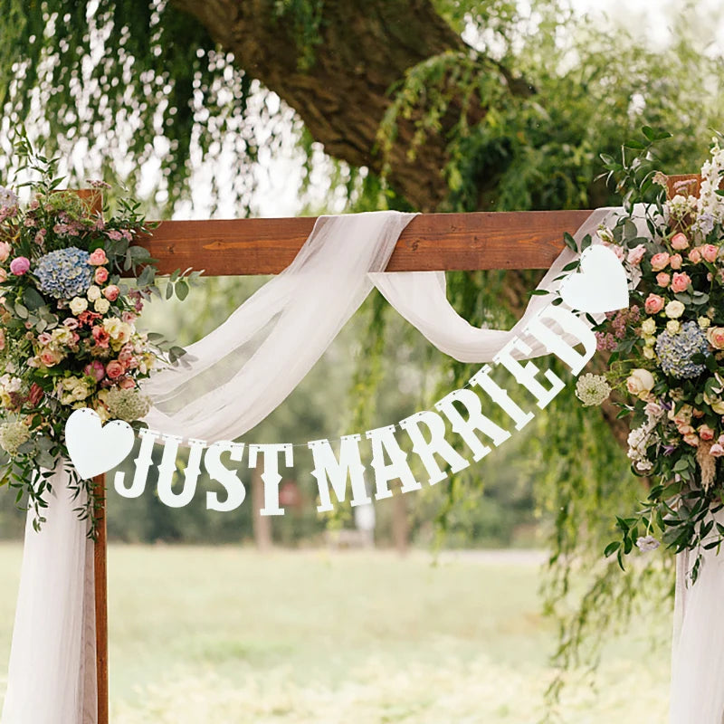 décoration mariage just married guirlande bannières lettres cœurs rouges triangles opaques rustique