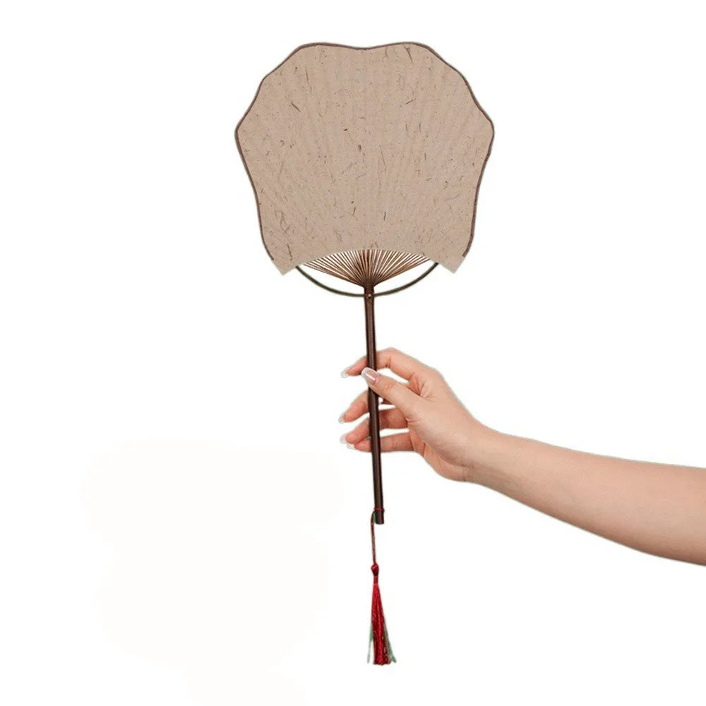 éventail traditionnel classique élégant papier fin motifs floraux poignée bois tassel rouge vert clair