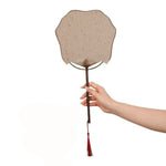 éventail traditionnel classique élégant papier fin motifs floraux poignée bois tassel rouge vert clair